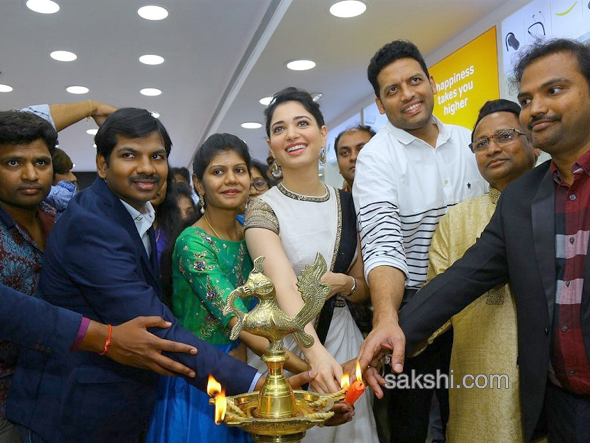 Tamanna launches Happi Mobiles showroom at Kurnool - Sakshi9