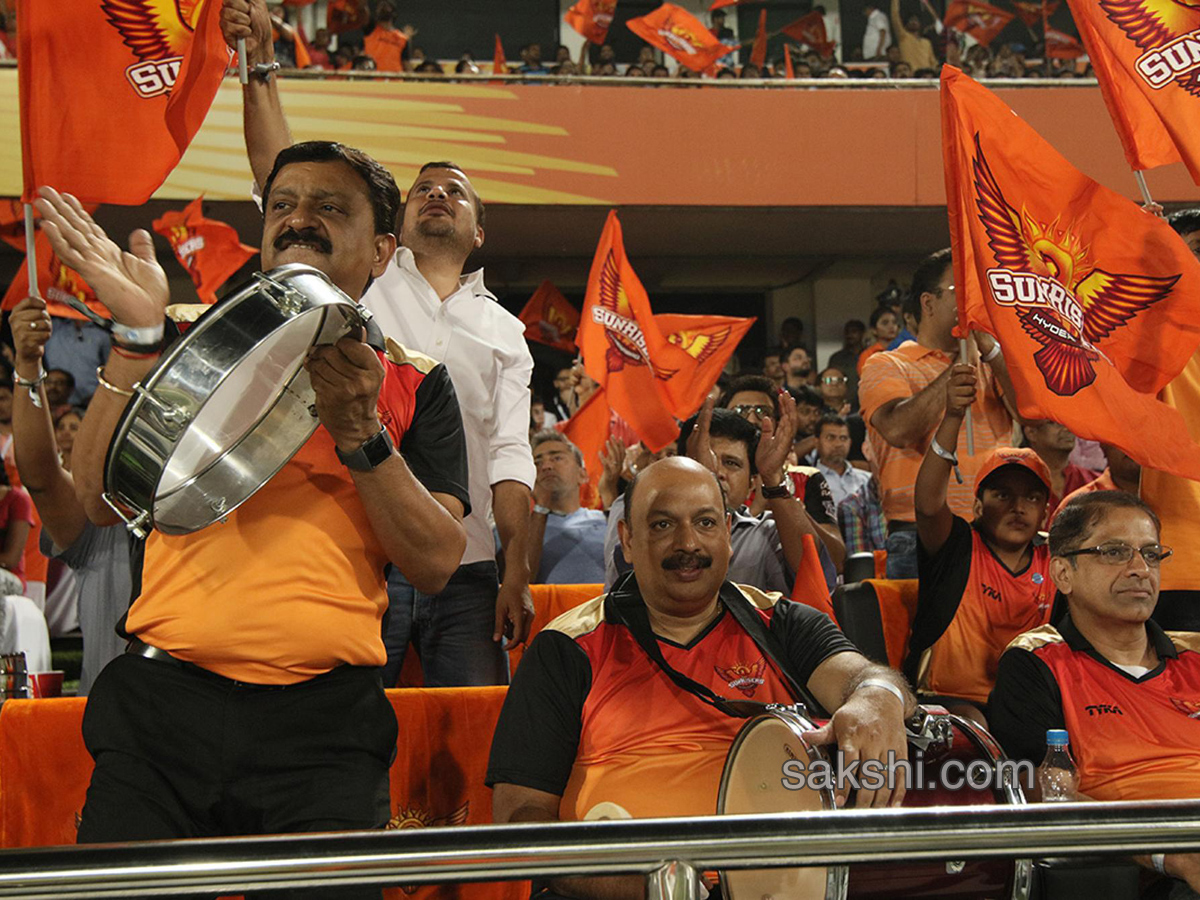 Sunrisers survive collapse escape with last-ball win - Sakshi10