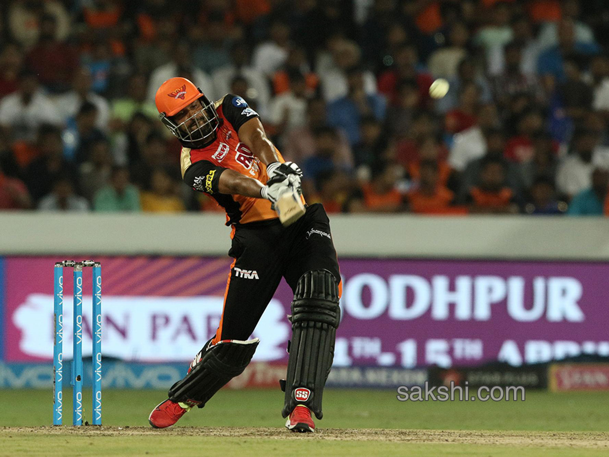 Sunrisers survive collapse escape with last-ball win - Sakshi14