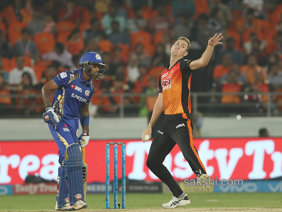 Sunrisers survive collapse escape with last-ball win - Sakshi17