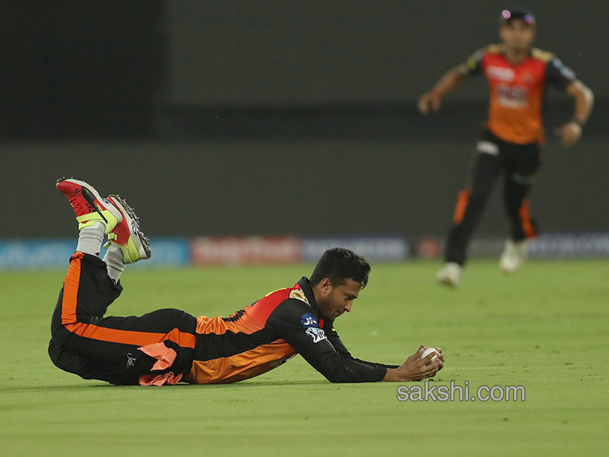 Sunrisers survive collapse escape with last-ball win - Sakshi19