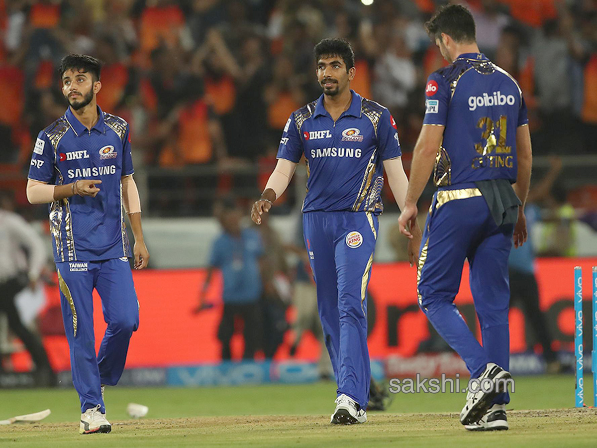 Sunrisers survive collapse escape with last-ball win - Sakshi4