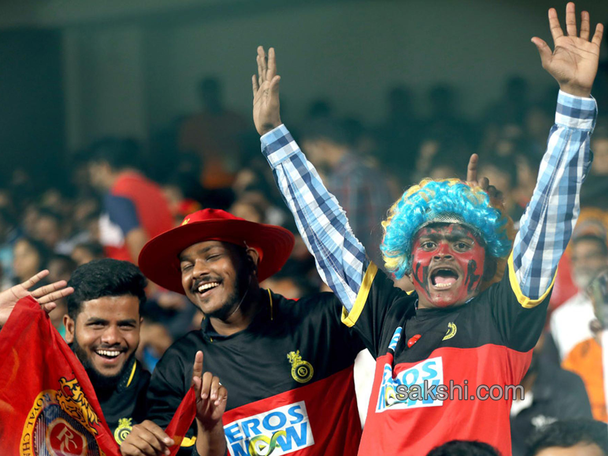  Royal Challengers Bangalore beat Kings XI Punjab by 4 wickets - Sakshi15