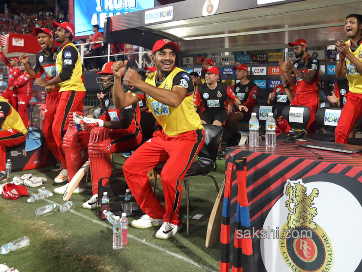  Royal Challengers Bangalore beat Kings XI Punjab by 4 wickets - Sakshi4