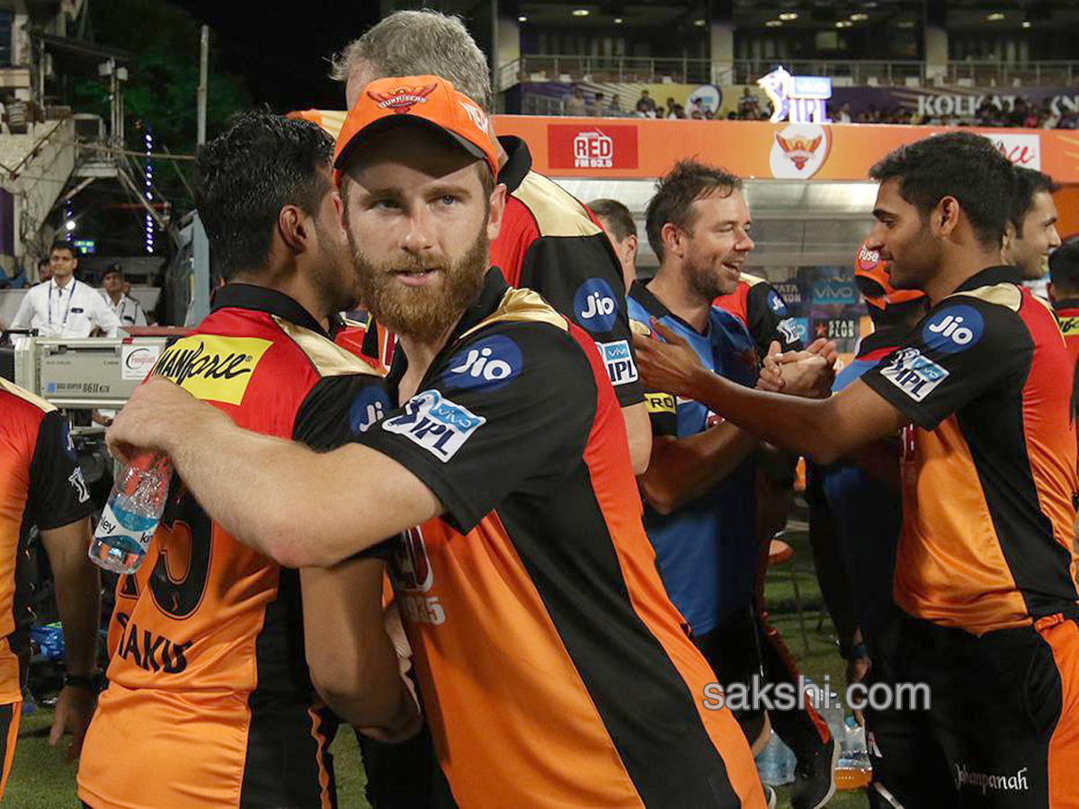 SRH beat KKR by five wickets to go top - Sakshi1