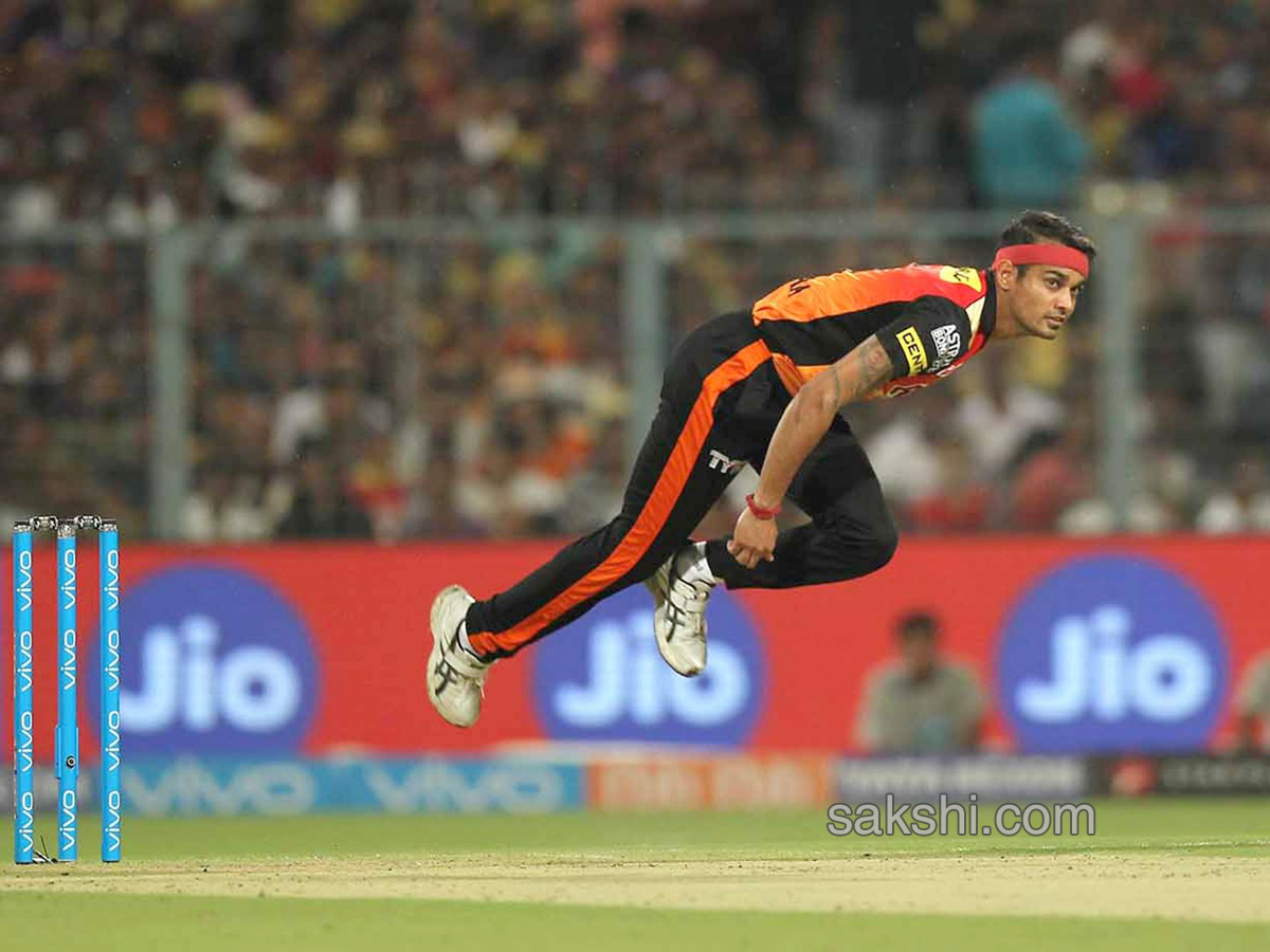 SRH beat KKR by five wickets to go top - Sakshi15