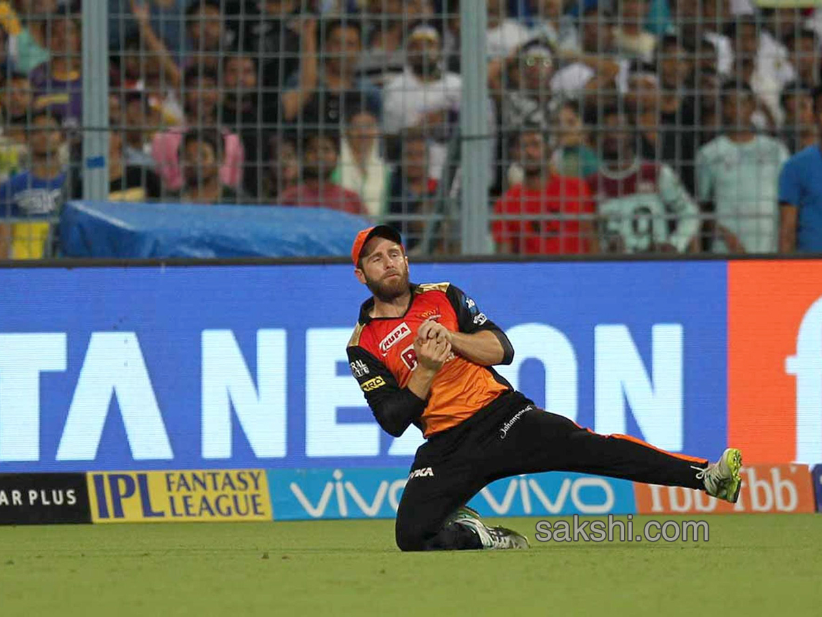 SRH beat KKR by five wickets to go top - Sakshi17