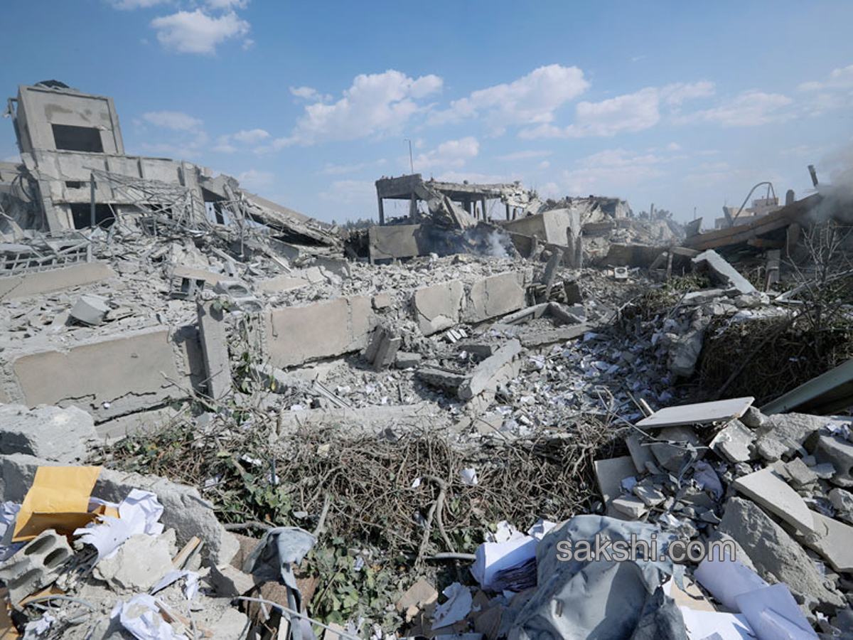 Shocking Pictures Show Aftermath of Air Strikes in Syria - Sakshi1