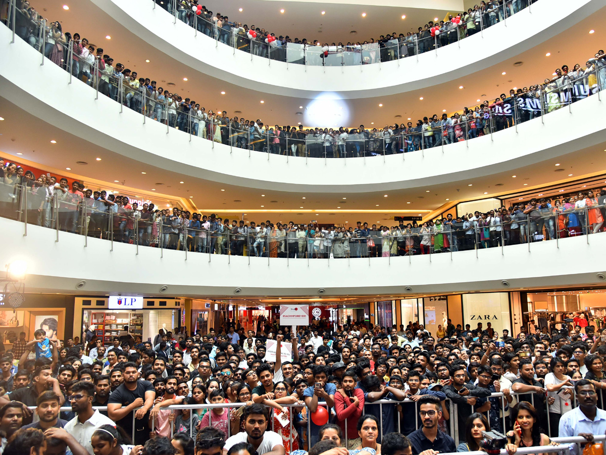 Sachin Tendulkar at Forum Mall Hyderabad - Sakshi10