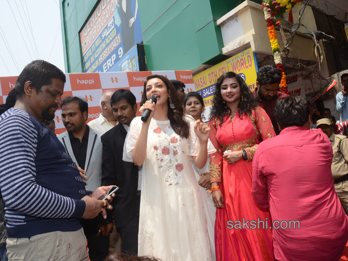 Kajal Aggarwal Inaugurates Mobile Showroom In Karimnagar - Sakshi1