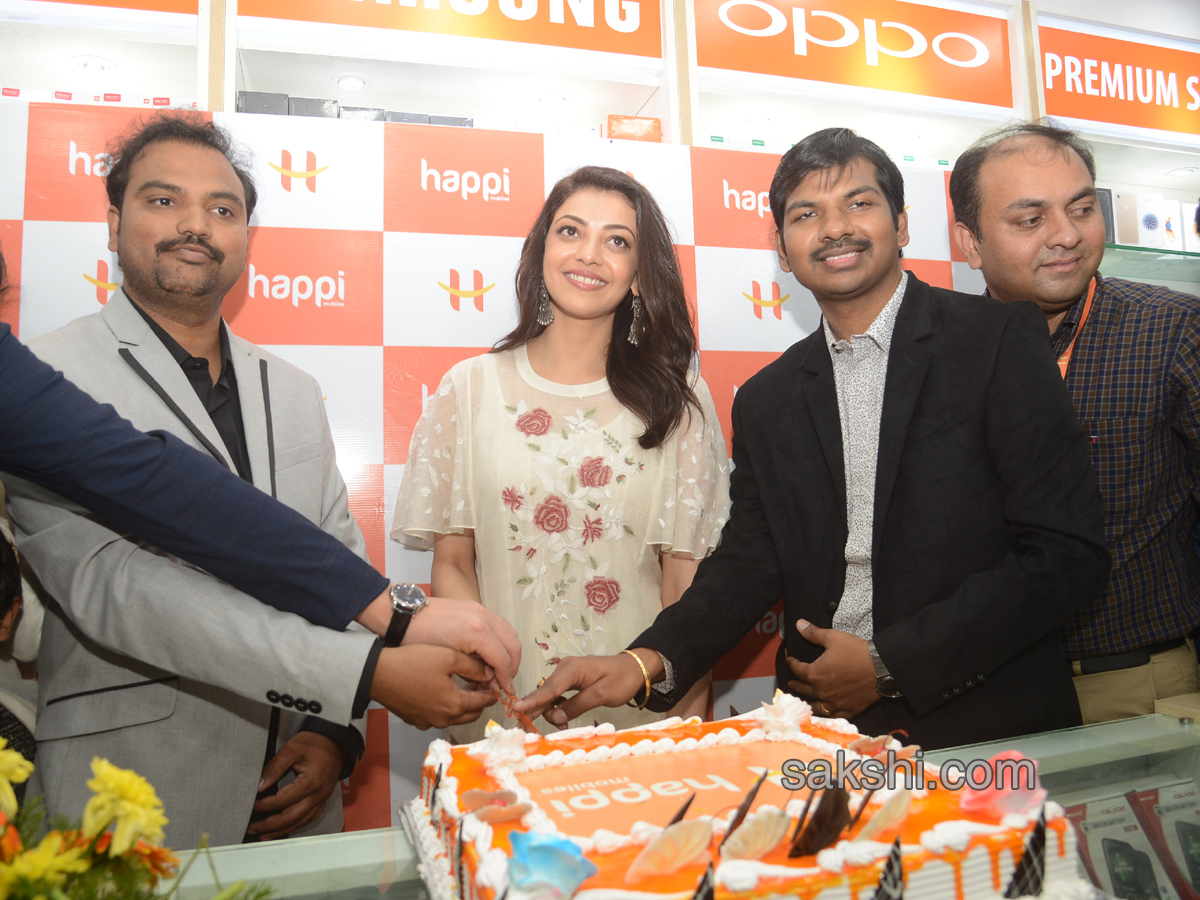 Kajal Aggarwal Inaugurates Mobile Showroom In Karimnagar - Sakshi16