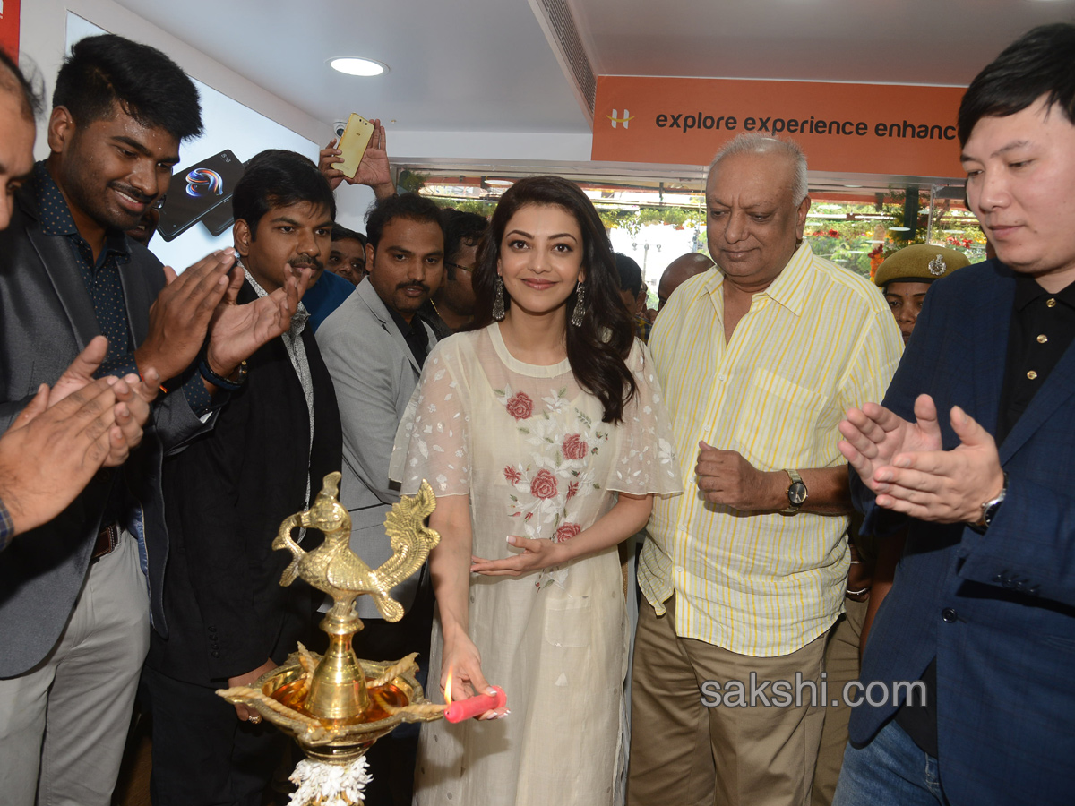 Kajal Aggarwal Inaugurates Mobile Showroom In Karimnagar - Sakshi6