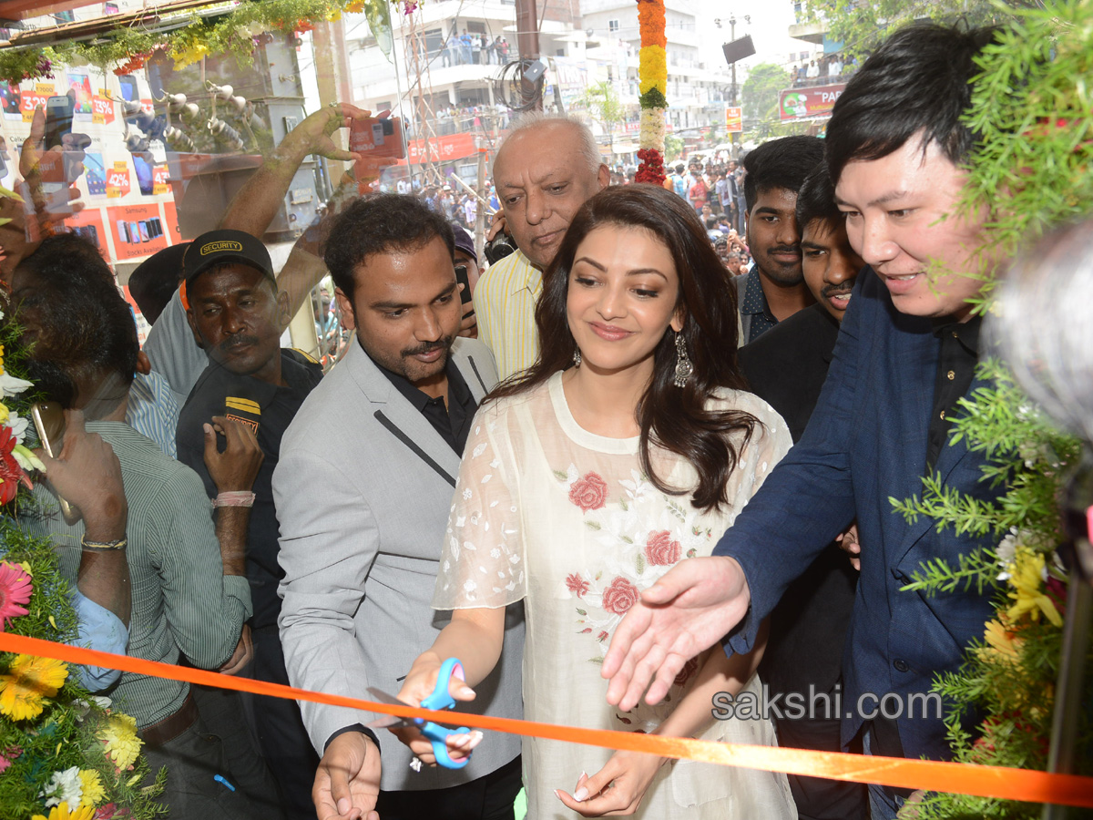 Kajal Aggarwal Inaugurates Mobile Showroom In Karimnagar - Sakshi7