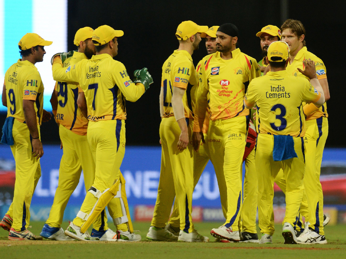 Chennai Super Kings beat Mumbai Indians by 1 wicket - Sakshi15