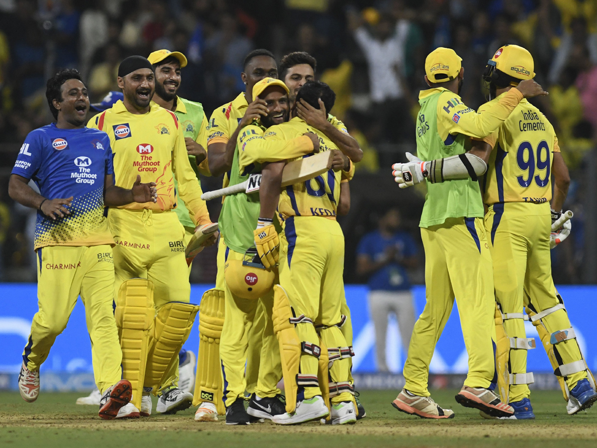 Chennai Super Kings beat Mumbai Indians by 1 wicket - Sakshi3