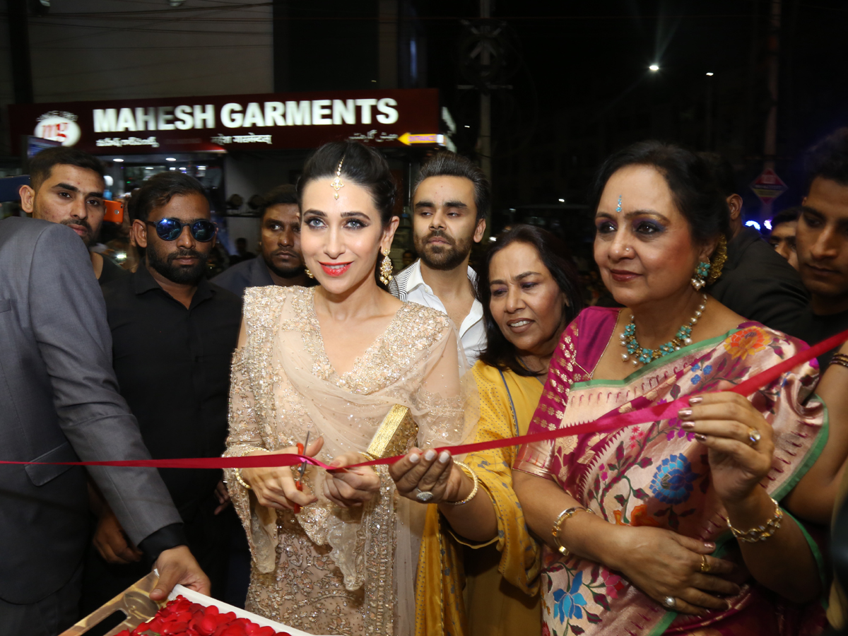 Karishma Kapoor Inaugurate Neerus Store in Hyderabad - Sakshi1