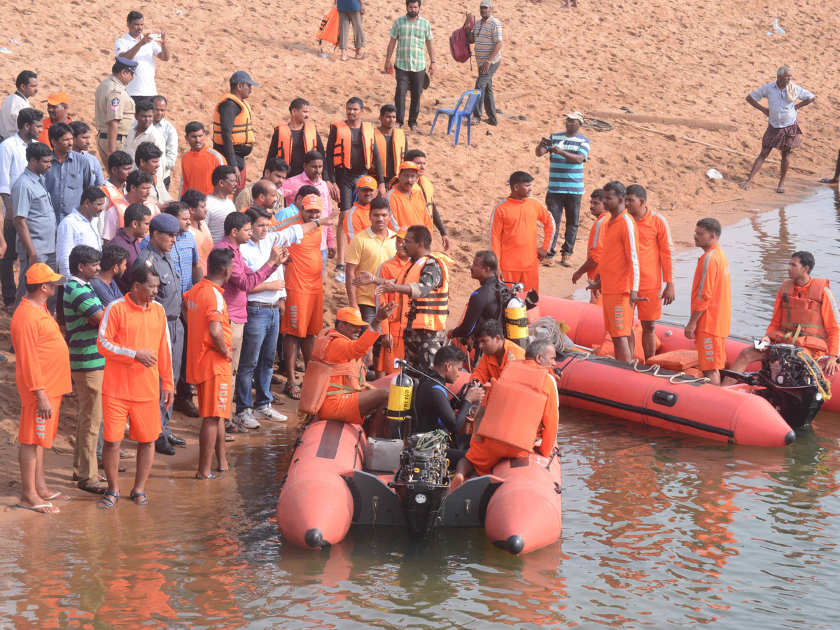 Boat Accident In Godavari River At Devipatnam photo gallery - Sakshi11