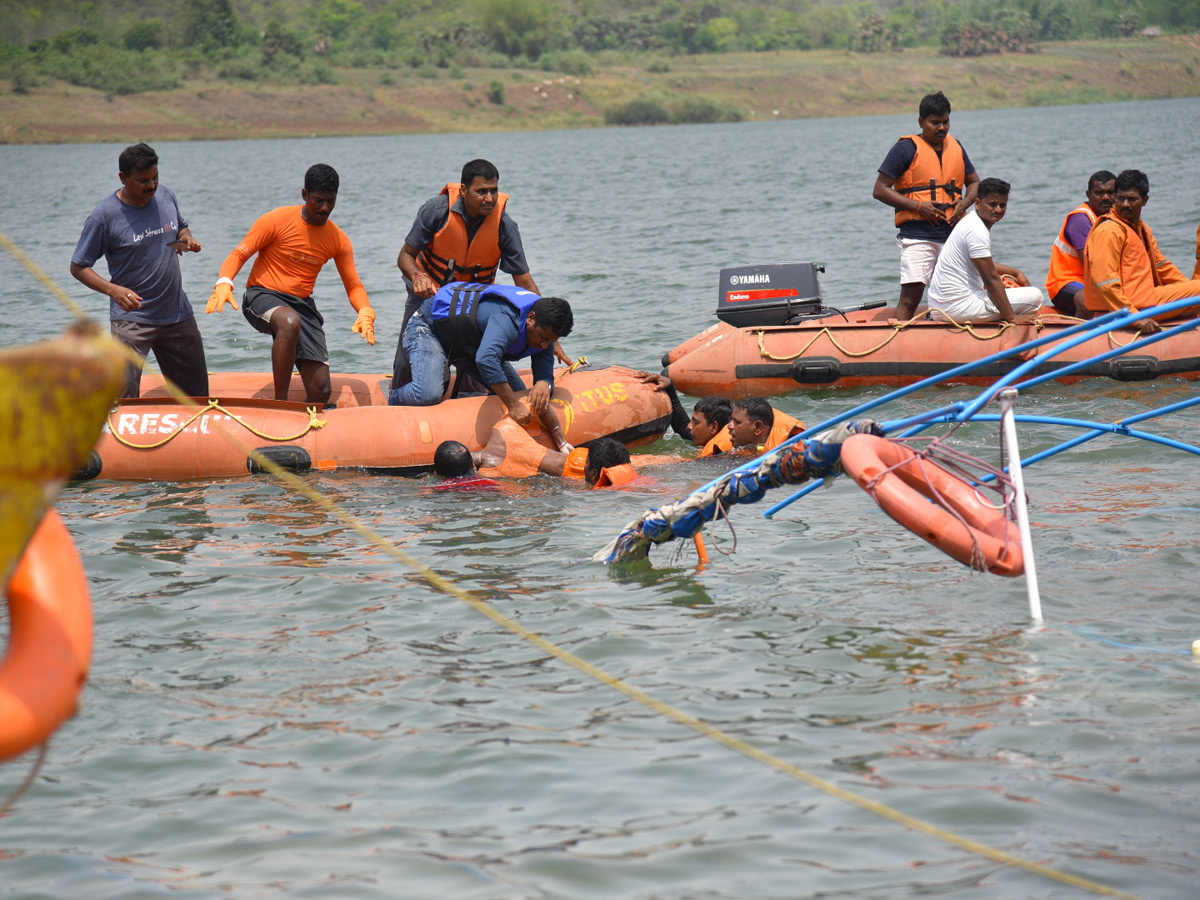 Boat Accident In Godavari River At Devipatnam photo gallery - Sakshi16