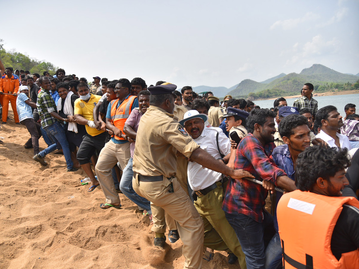 Boat Accident In Godavari River At Devipatnam photo gallery - Sakshi18