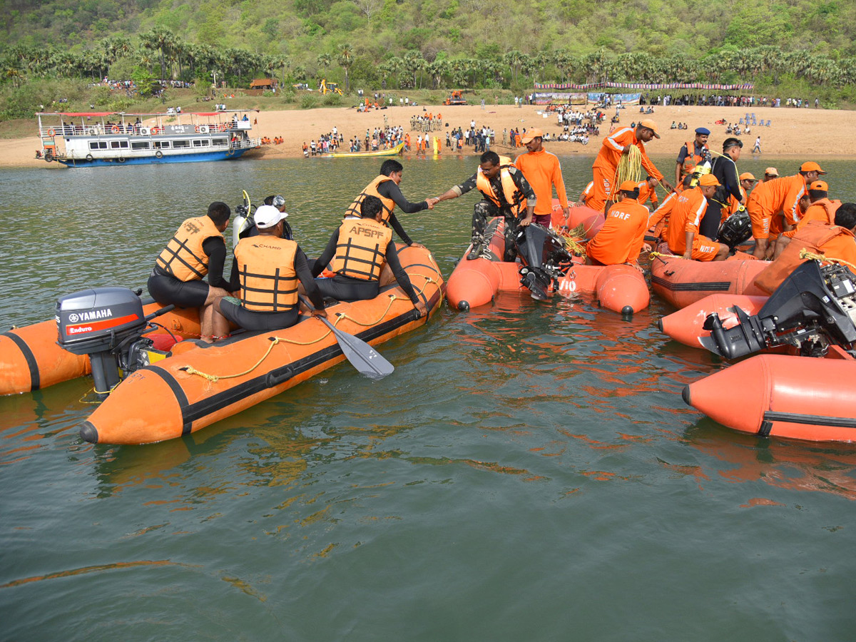 Boat Accident In Godavari River At Devipatnam photo gallery - Sakshi19