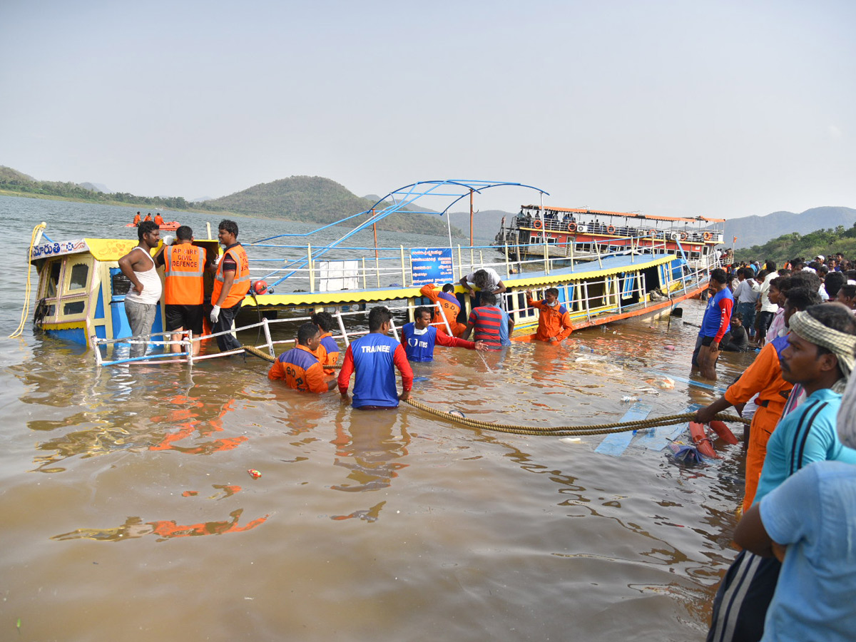 Boat Accident In Godavari River At Devipatnam photo gallery - Sakshi21