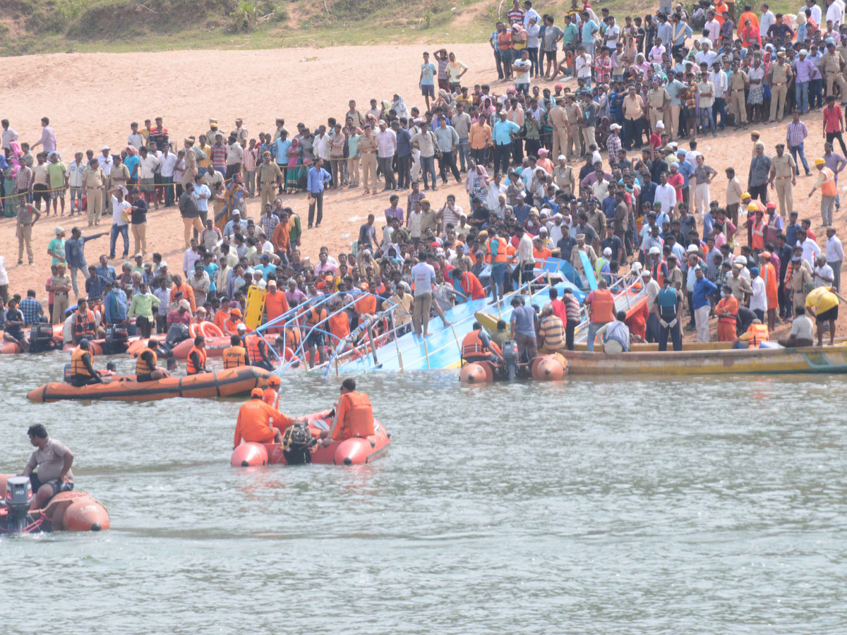 Boat Accident In Godavari River At Devipatnam photo gallery - Sakshi22