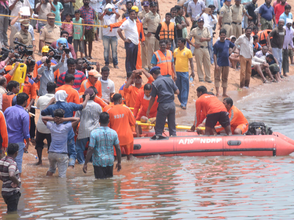 Boat Accident In Godavari River At Devipatnam photo gallery - Sakshi24