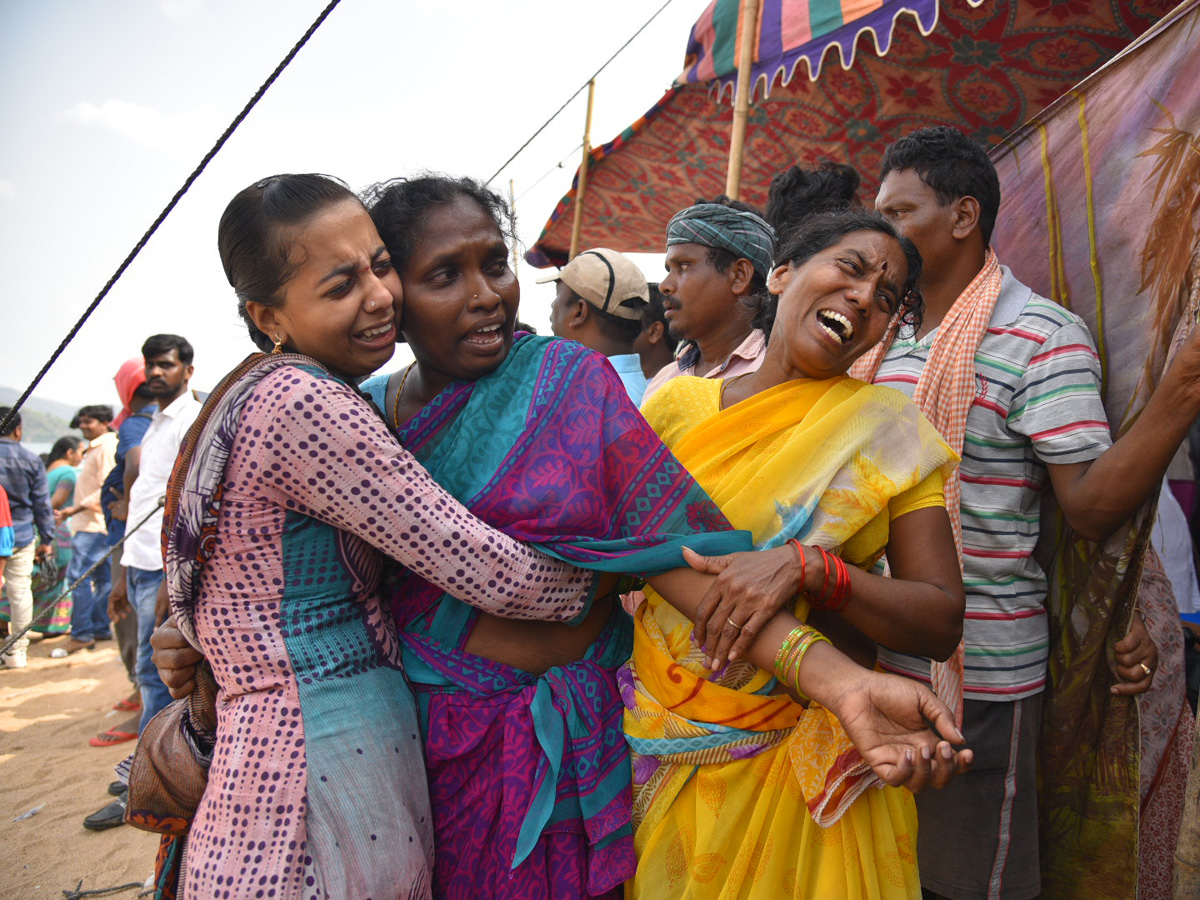 Boat Accident In Godavari River At Devipatnam photo gallery - Sakshi4