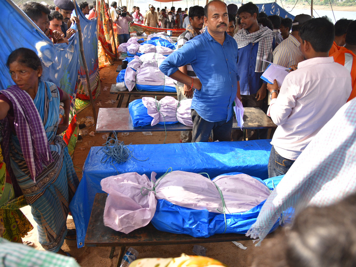 Boat Accident In Godavari River At Devipatnam photo gallery - Sakshi5