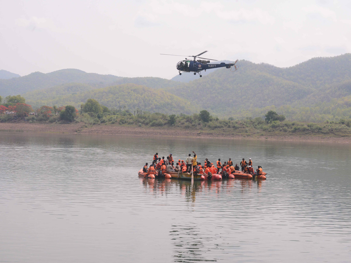 Boat Accident In Godavari River At Devipatnam photo gallery - Sakshi7