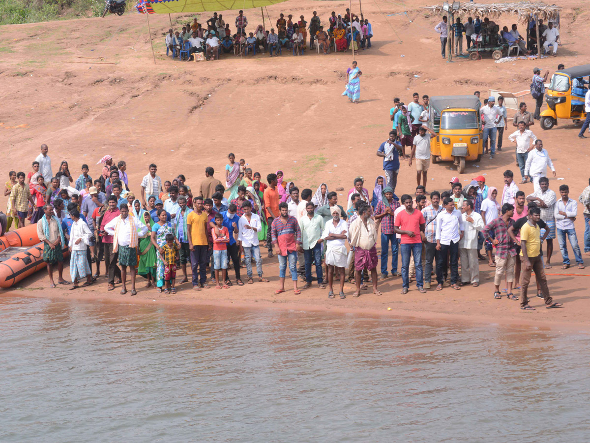 Boat Accident In Godavari River At Devipatnam photo gallery - Sakshi8