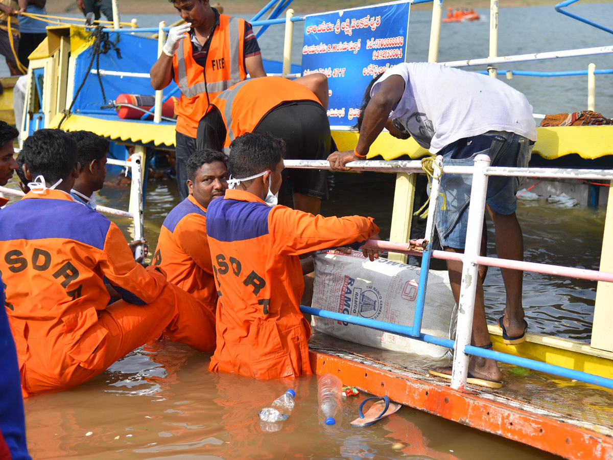 Boat Accident In Godavari River At Devipatnam photo gallery - Sakshi9