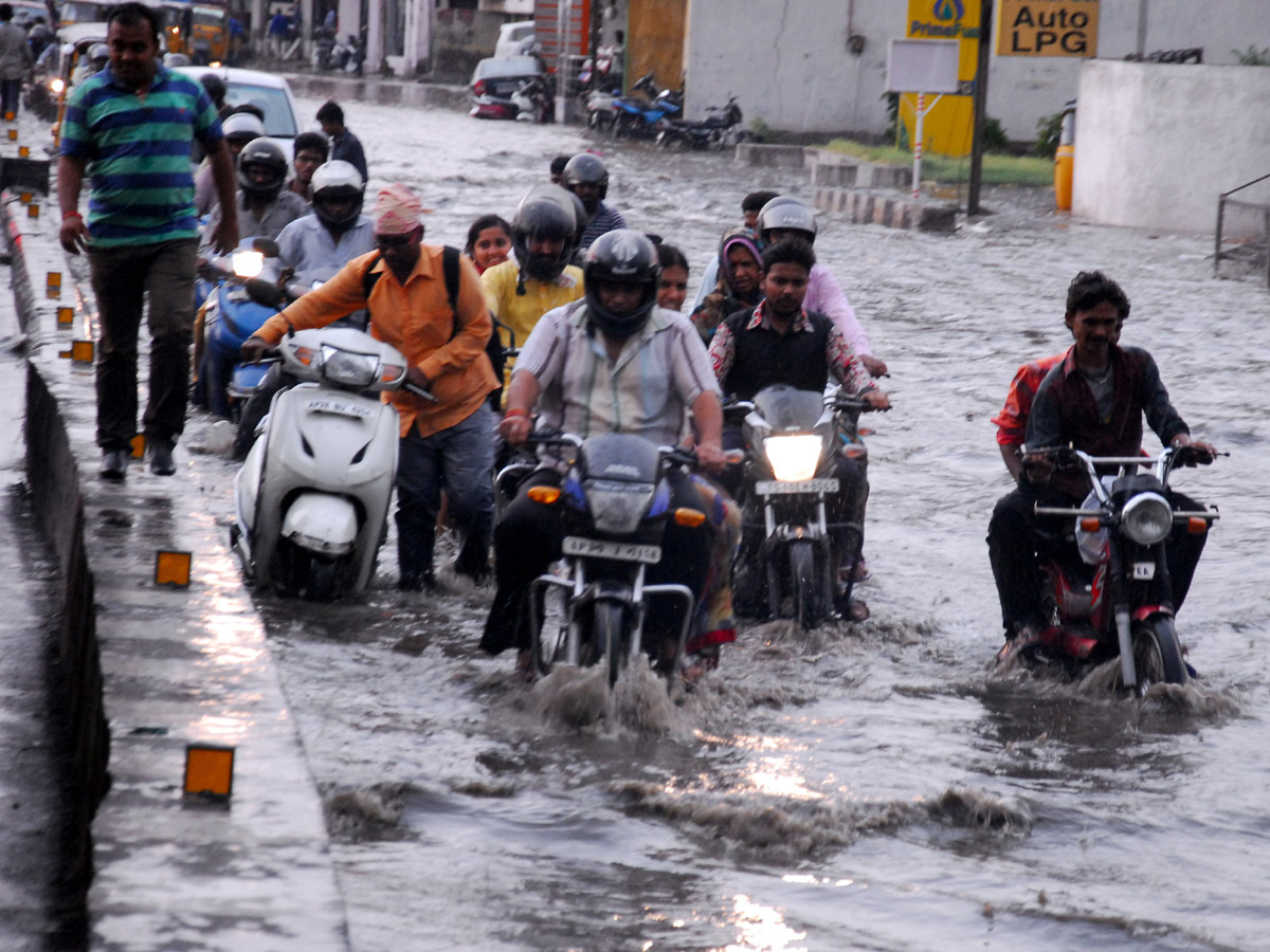 Heavy rain in hyderabad photo gallery - Sakshi15