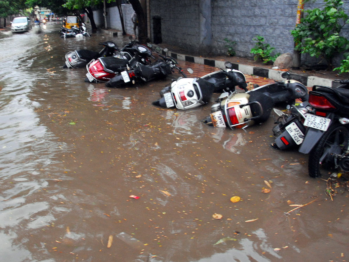 Heavy rain in hyderabad photo gallery - Sakshi16