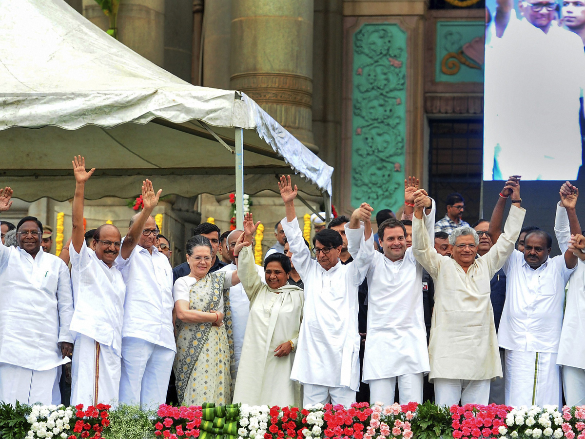 HD Kumaraswamy Oath Taking Ceremony Images in Karnataka - Sakshi14