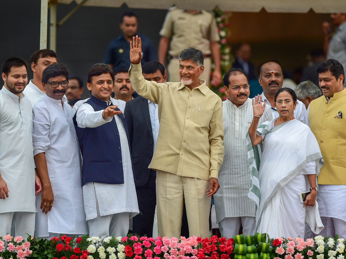 HD Kumaraswamy Oath Taking Ceremony Images in Karnataka - Sakshi15