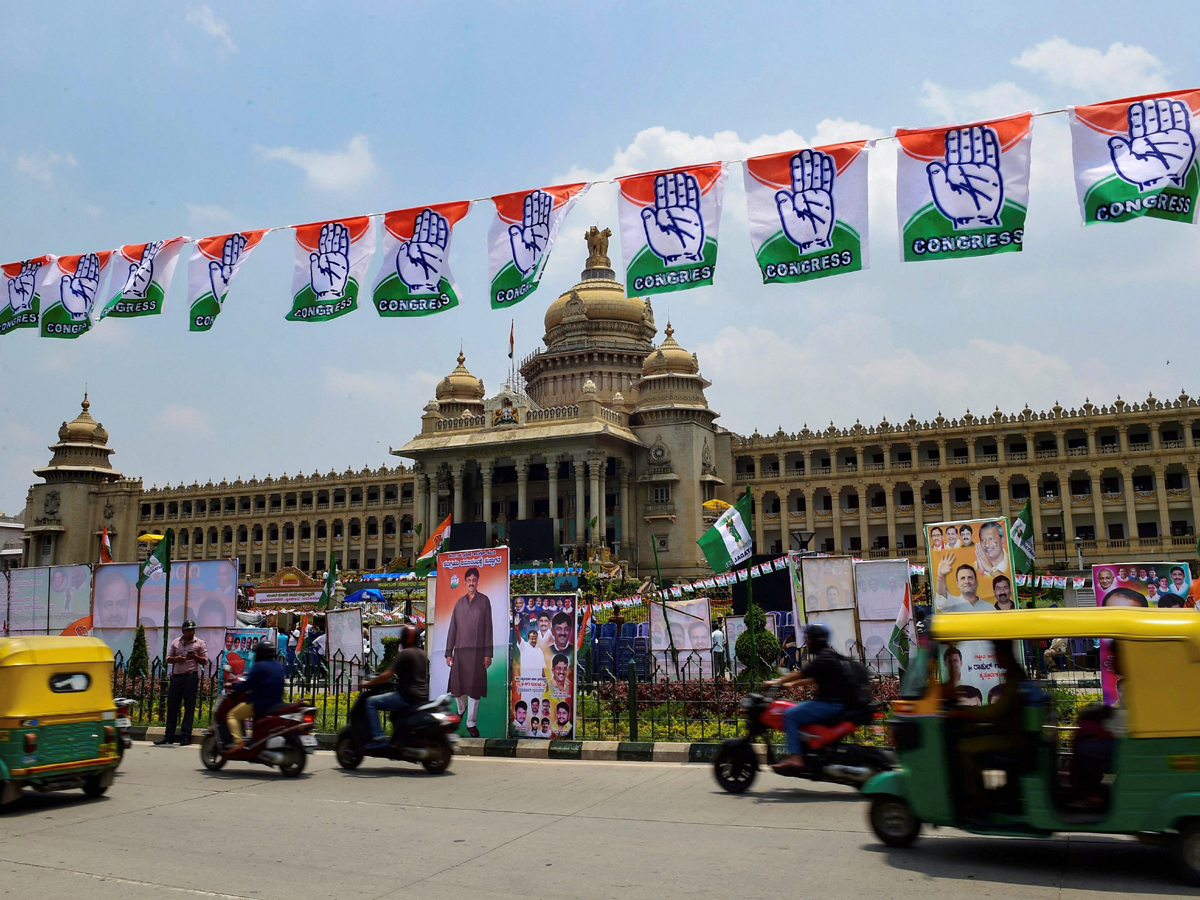 HD Kumaraswamy Oath Taking Ceremony Images in Karnataka - Sakshi10