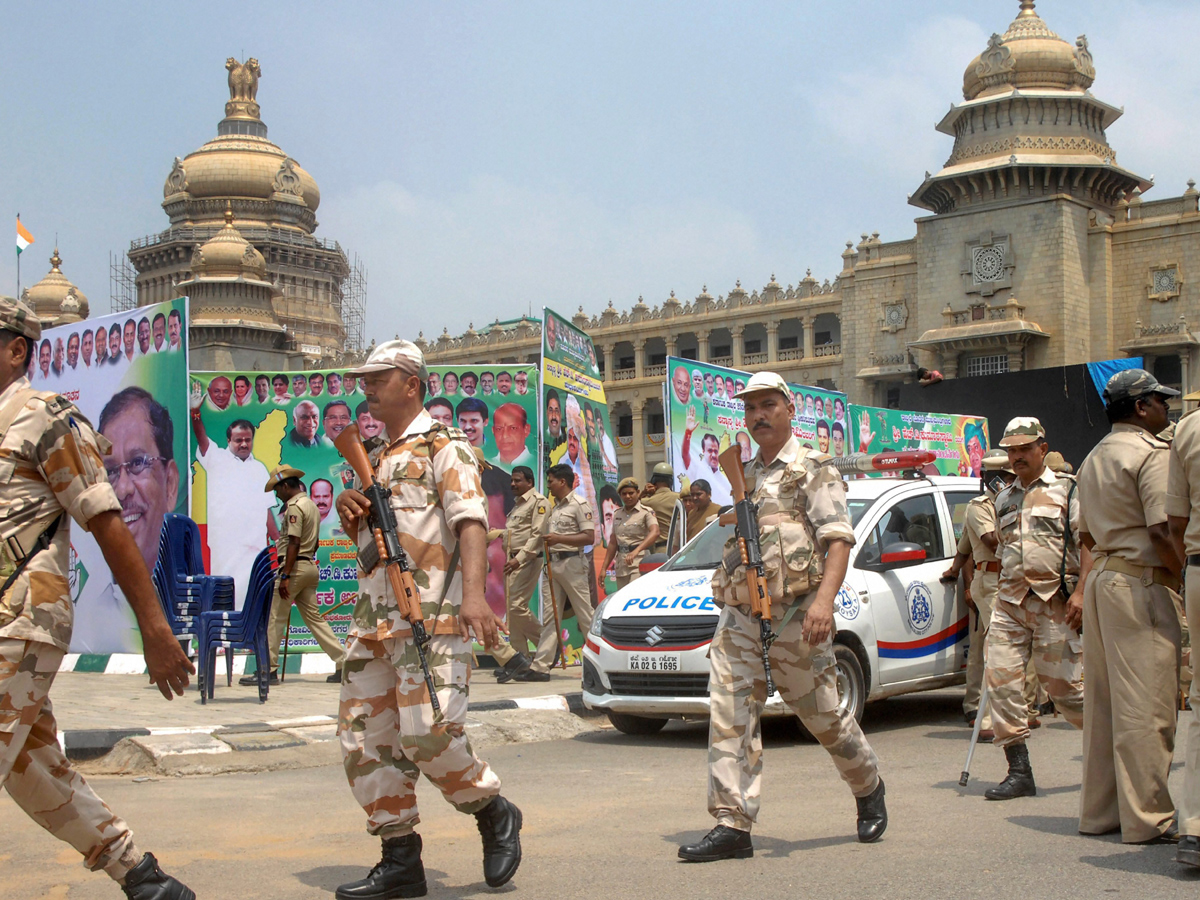 HD Kumaraswamy Oath Taking Ceremony Images in Karnataka - Sakshi11