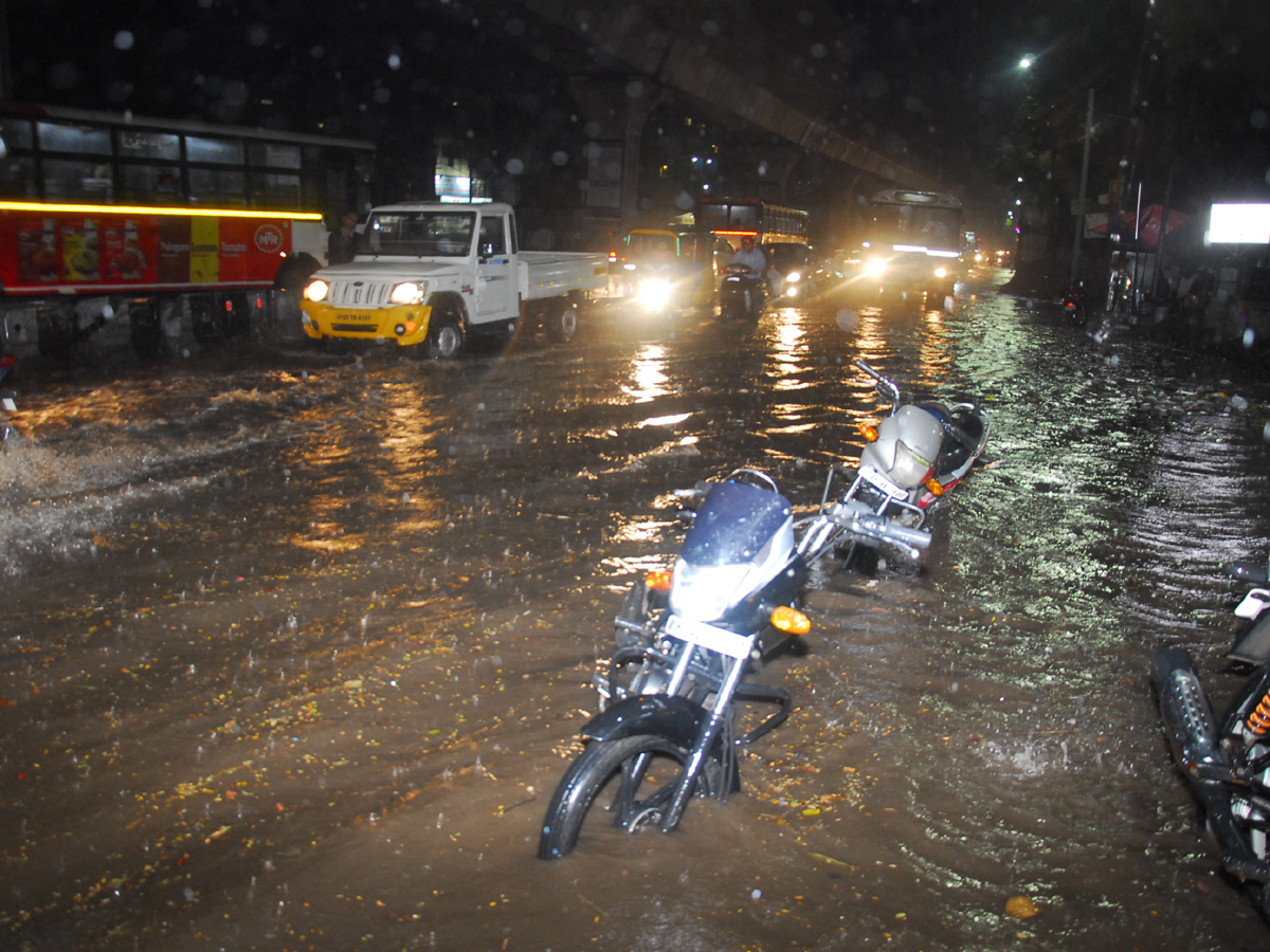 Heavy Rain in Hyderabad Photo Gallery - Sakshi10