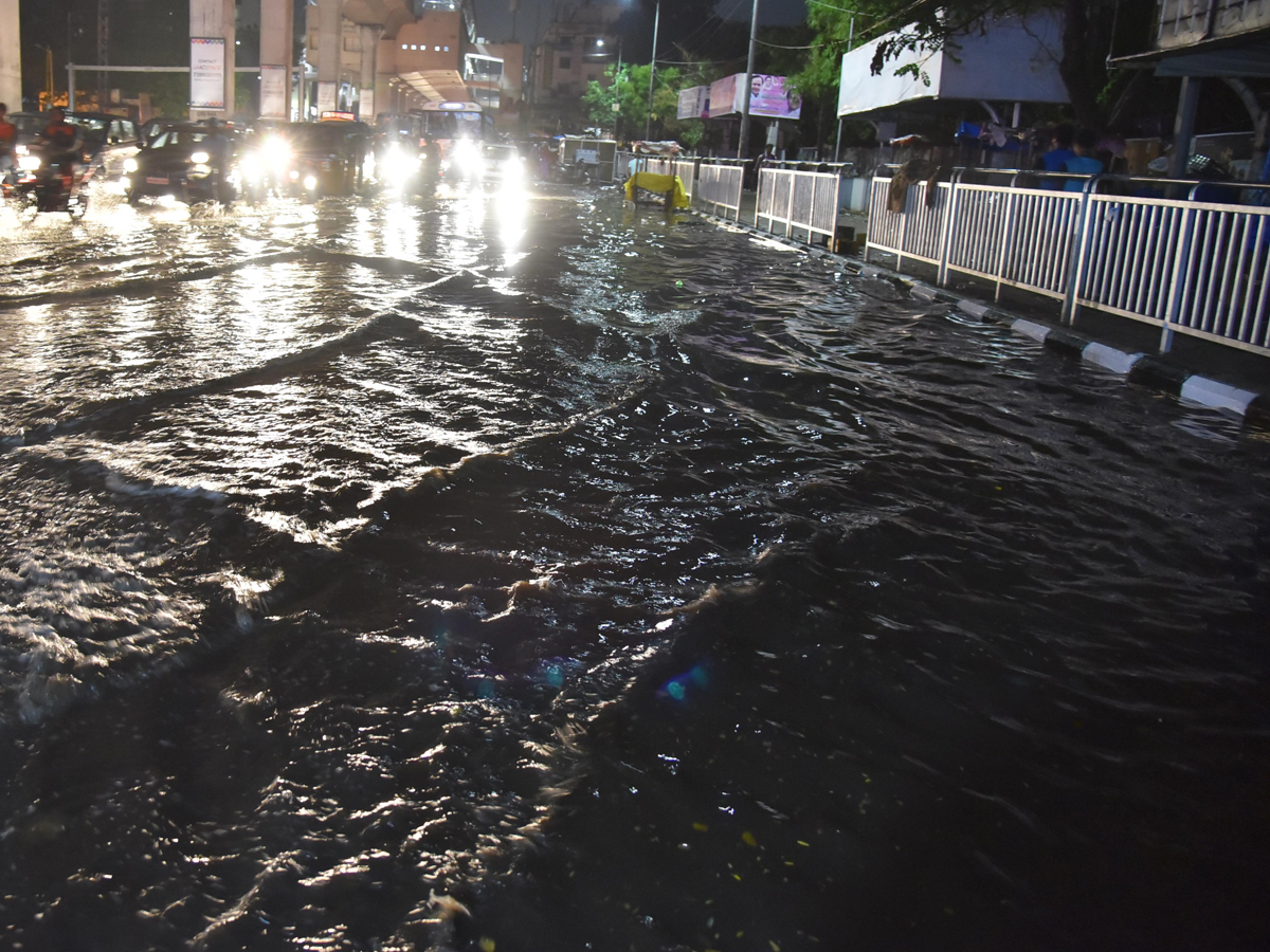 Heavy Rain in Hyderabad Photo Gallery - Sakshi12