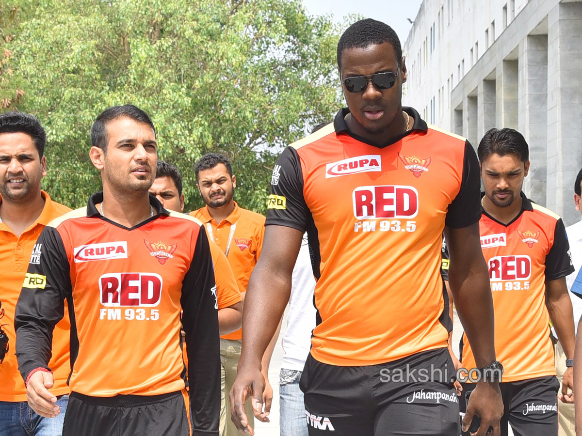 Sunrisers Hyderabad Cricket Team Visits Apollo Hospital - Sakshi2