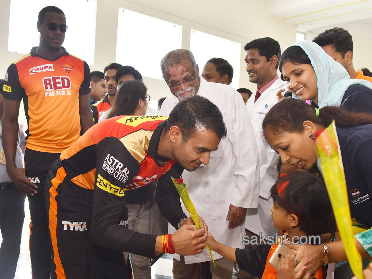 Sunrisers Hyderabad Cricket Team Visits Apollo Hospital - Sakshi3