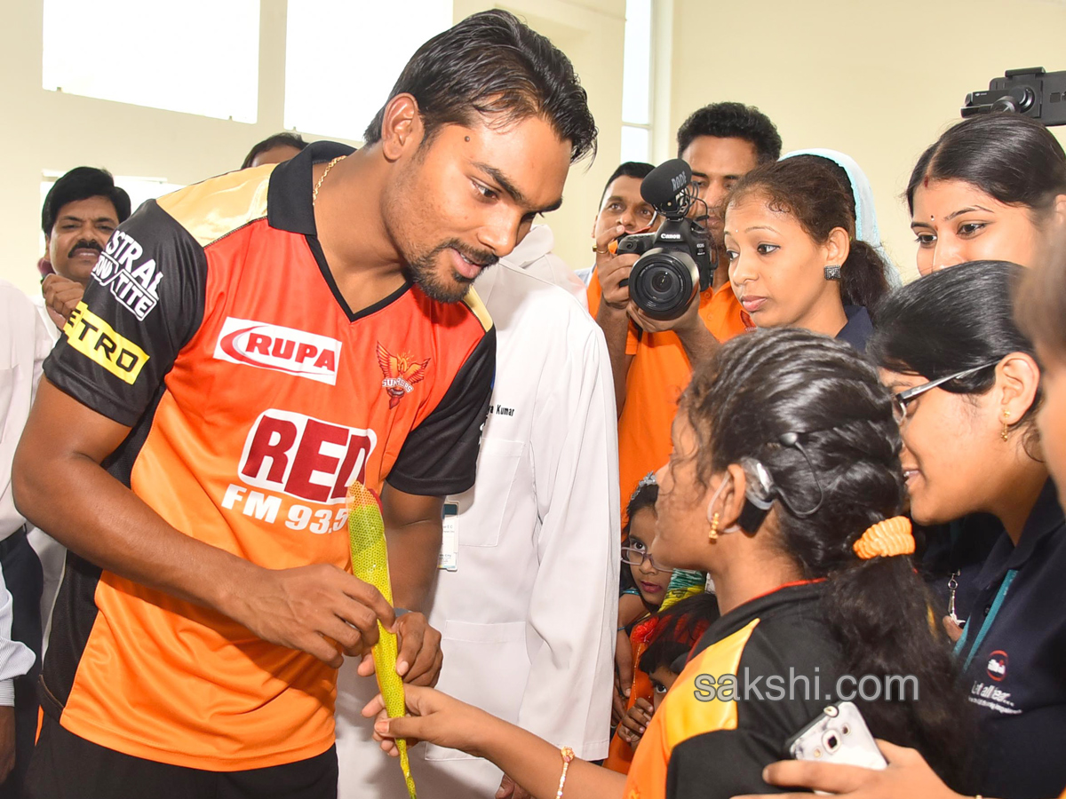 Sunrisers Hyderabad Cricket Team Visits Apollo Hospital - Sakshi4