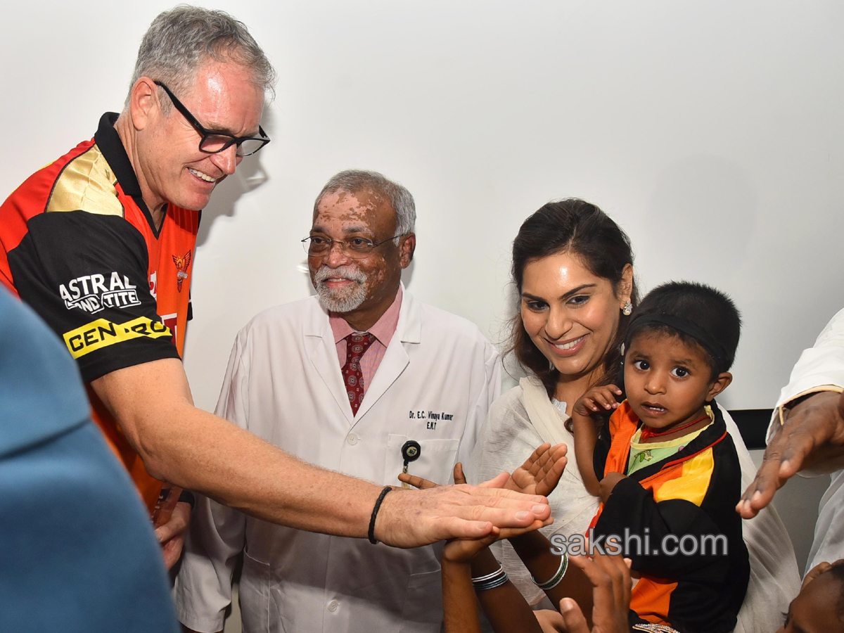 Sunrisers Hyderabad Cricket Team Visits Apollo Hospital - Sakshi5