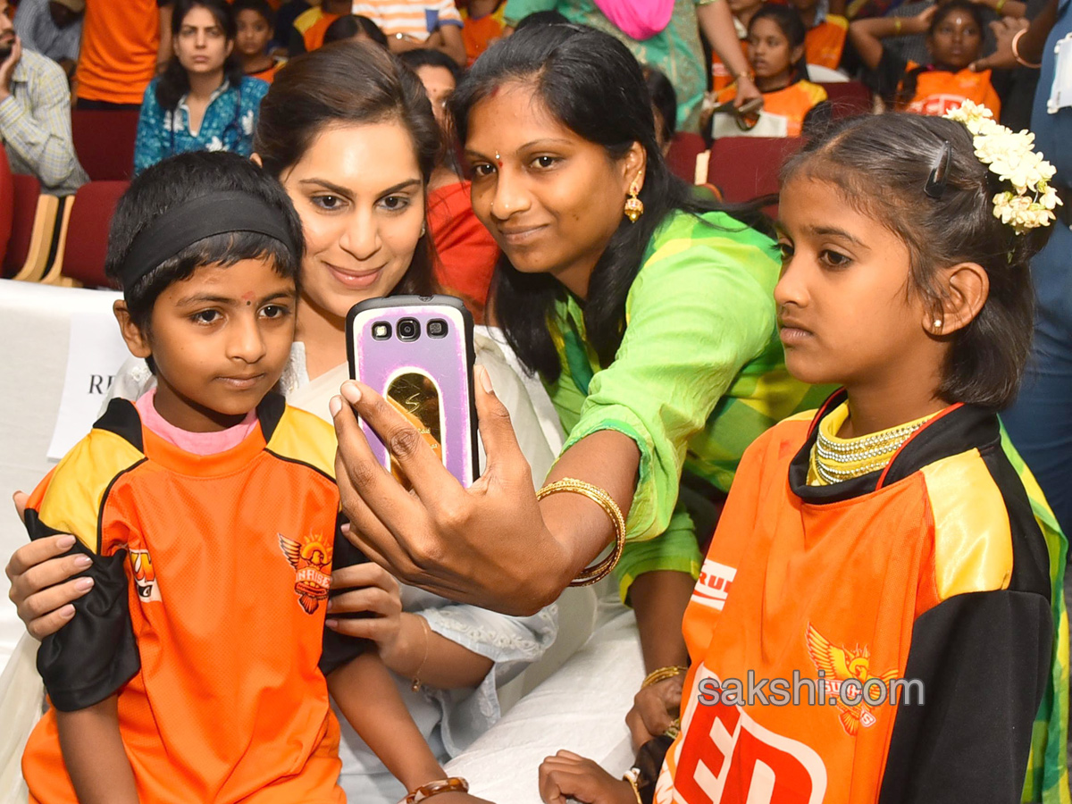 Sunrisers Hyderabad Cricket Team Visits Apollo Hospital - Sakshi8