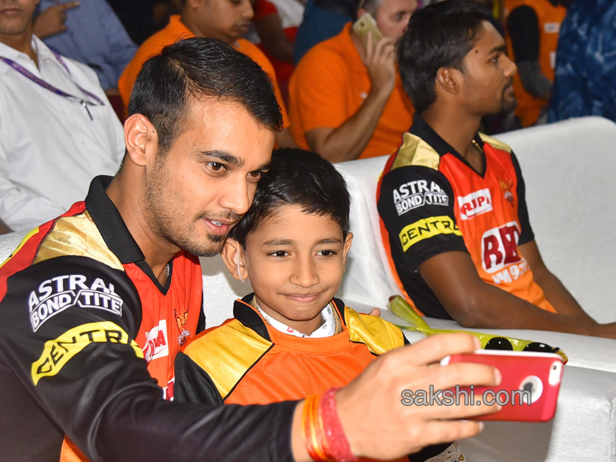 Sunrisers Hyderabad Cricket Team Visits Apollo Hospital - Sakshi10