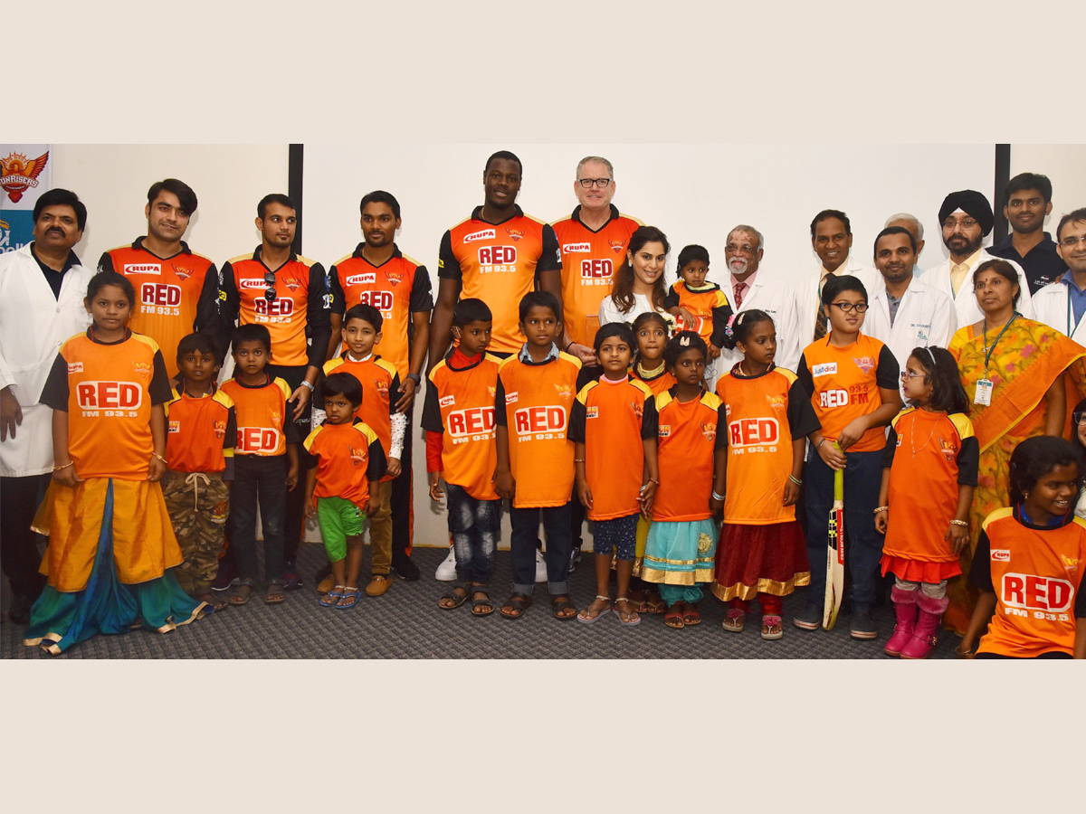 Sunrisers Hyderabad Cricket Team Visits Apollo Hospital - Sakshi1