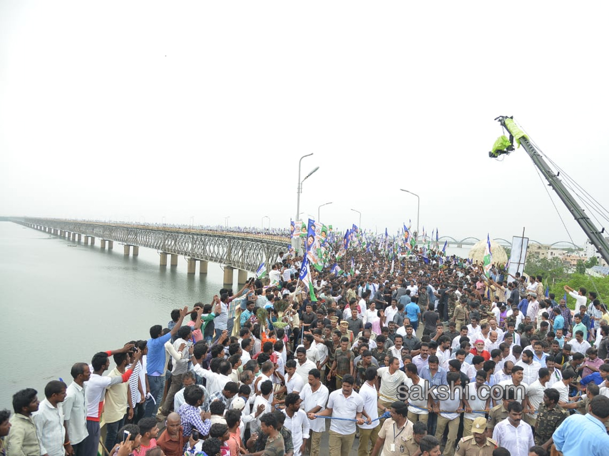 YS Jagan Padayatra On Rajahmundry Bridge Photo Gallery - Sakshi2