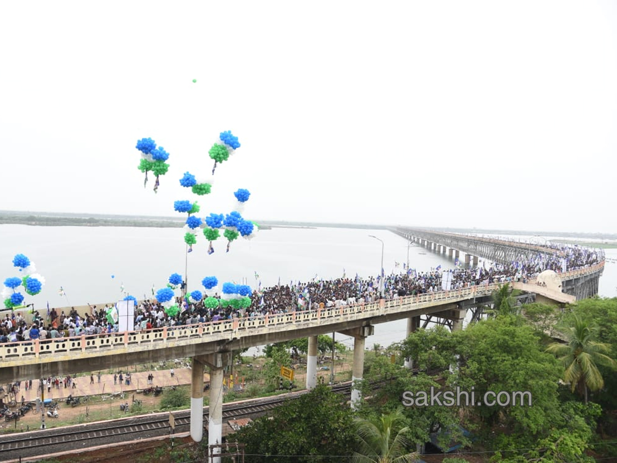 YS Jagan Padayatra On Rajahmundry Bridge Photo Gallery - Sakshi10