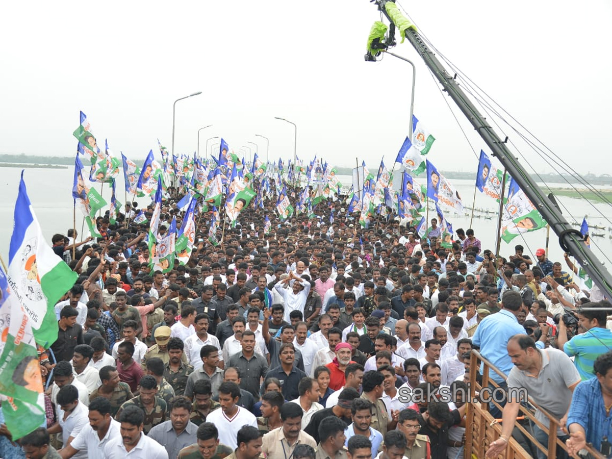 YS Jagan Padayatra On Rajahmundry Bridge Photo Gallery - Sakshi11